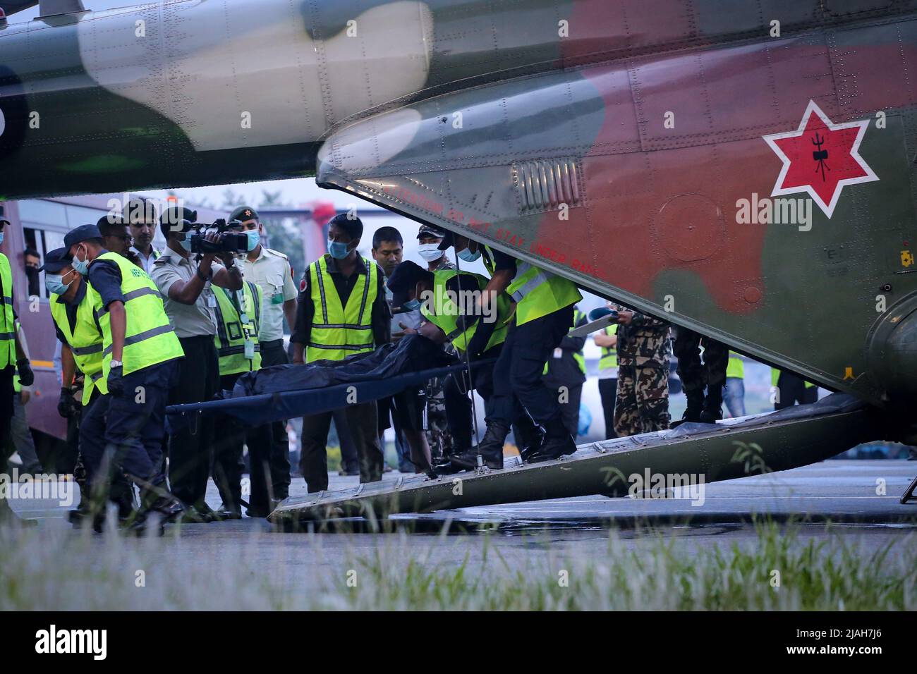 Kathmandu, Nepal. 30th maggio 2022. L'esercito nepalese e la polizia Mens toglie i corpi di morte delle vittime di incidenti aerei Tara Air, che è accaduto un giorno prima dirigendosi verso Jomsom dall'aeroporto di Pokhara. Kathmandu, Nepal, il 30 maggio 2022. (Foto di Abhishek Maharjan/Sipa USA) Credit: Sipa USA/Alamy Live News Foto Stock