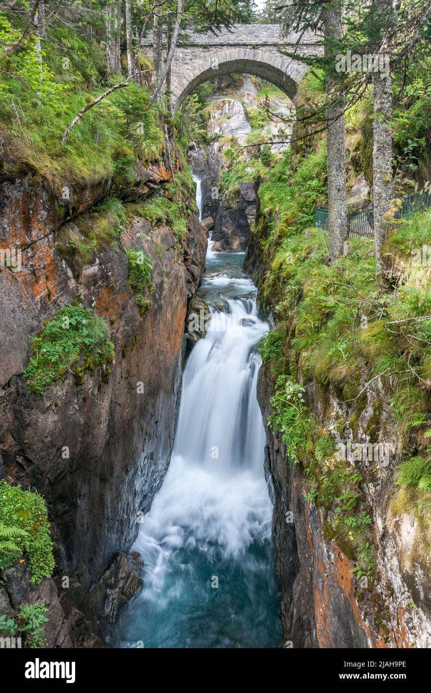 Cascata a Pont d'Espagne, valle di Gaube, Hautes pyrenees National Park, Francia Foto Stock