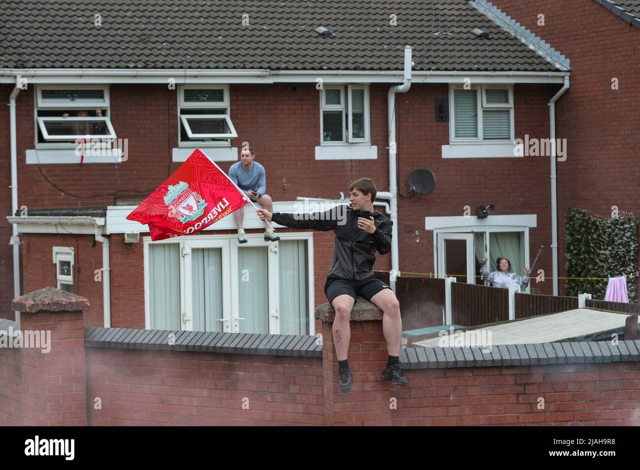 Liverpool, Regno Unito. 29th maggio 2022. I tifosi di Liverpool percorrono le strade durante la sfilata di autobus scoperto attraverso la città dopo il ritorno dalla finale della Champions League a Parigi a Liverpool, Regno Unito, il 5/29/2022. (Foto di James Heaton/News Images/Sipa USA) Credit: Sipa USA/Alamy Live News Foto Stock
