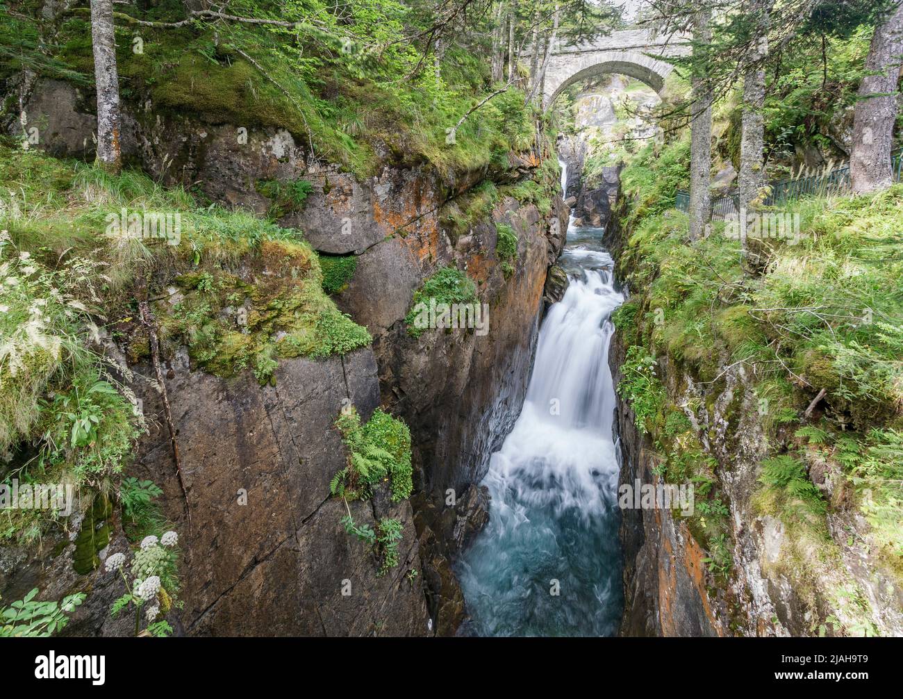 Cascata a Pont d'Espagne, valle di Gaube, Hautes pyrenees National Park, Francia Foto Stock