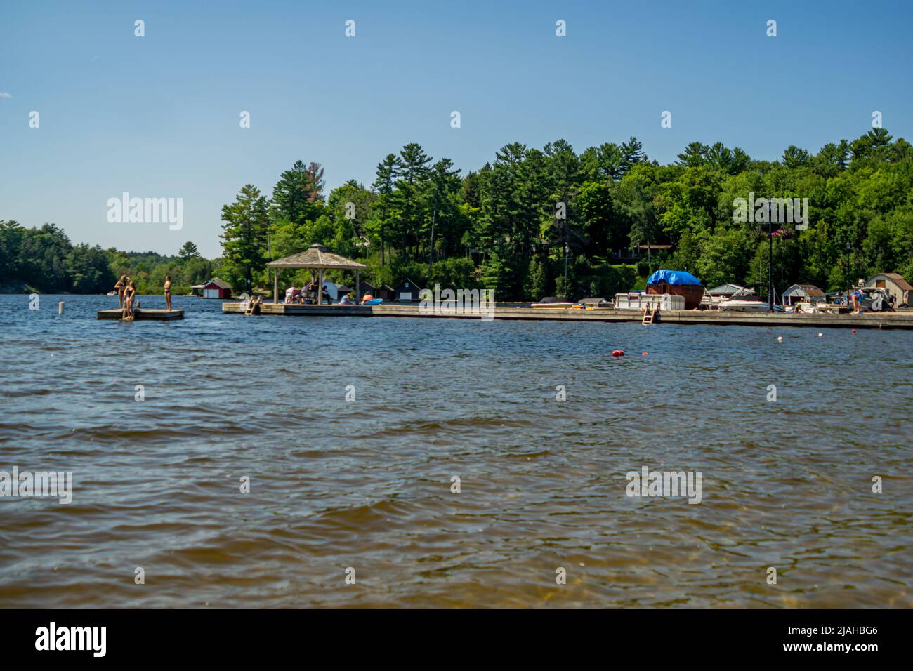 Lago Rosseau, Muskoka, Ontario, Canada - persone che godono la vacanza estiva al lago Rosseau resort Foto Stock