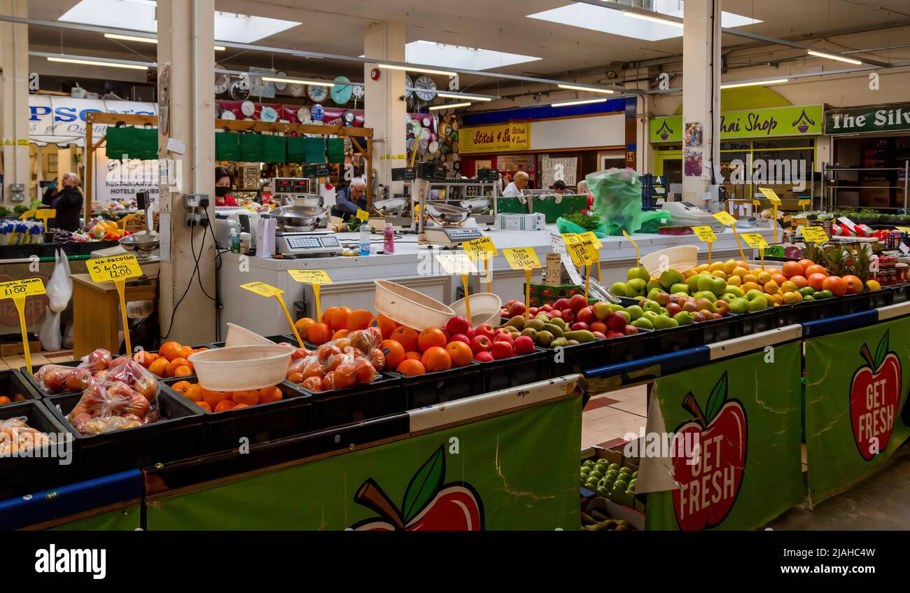 Editoriale Swansea, UK - 24 maggio 2022: Frutta e verdura fresca in bancarelle a Swansea Market, South Wales UK Foto Stock