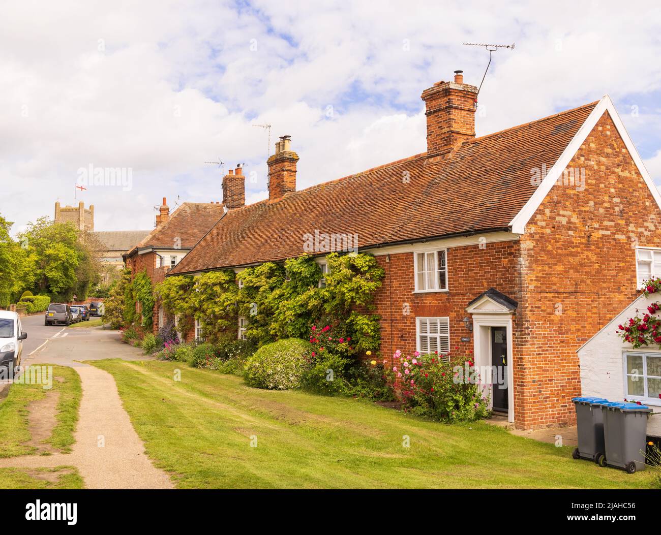 Fila di cottage tradizionali inglesi villaggio in una giornata di sole a Orford, Suffolk. REGNO UNITO Foto Stock