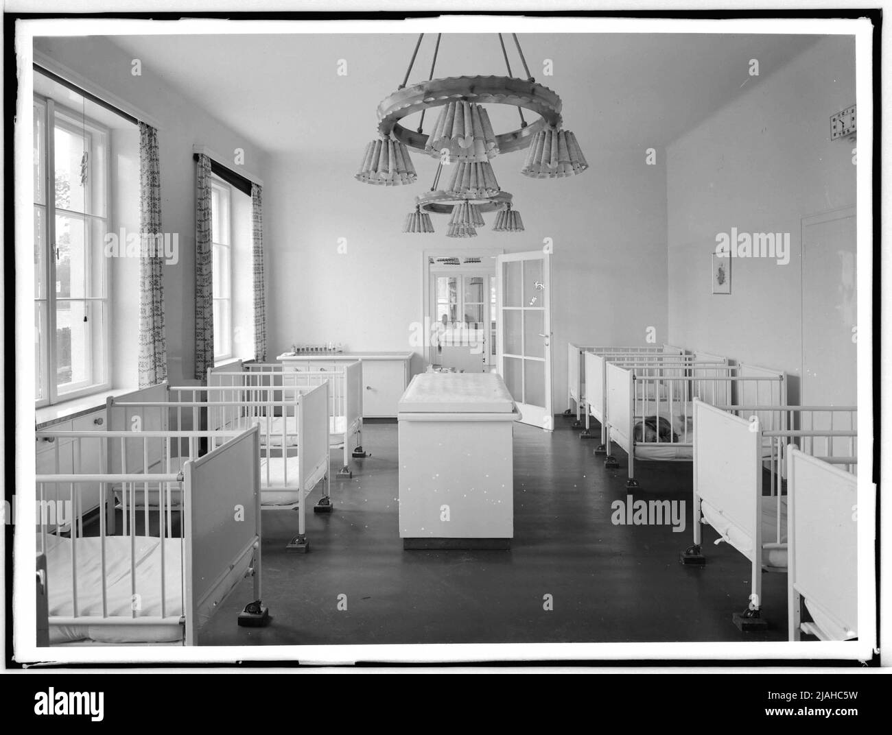 Scuola materna (?), sala da letto per bambini Foto Stock