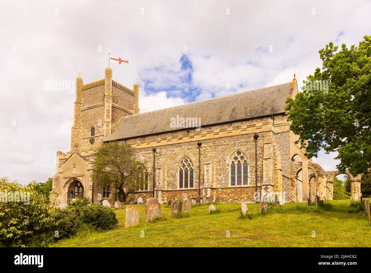 Esterno della chiesa di San Bartolomeo. Orford, Suffolk. REGNO UNITO Foto Stock
