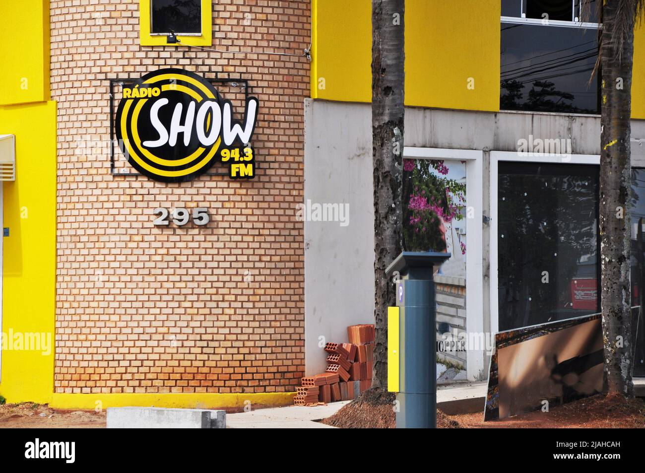 Facciata della stazione radio, città Marilia, San Paolo, Brasile. Agosto 30, 2021. Stazione radio all'interno del Brasile, con facciata in costruzione Foto Stock