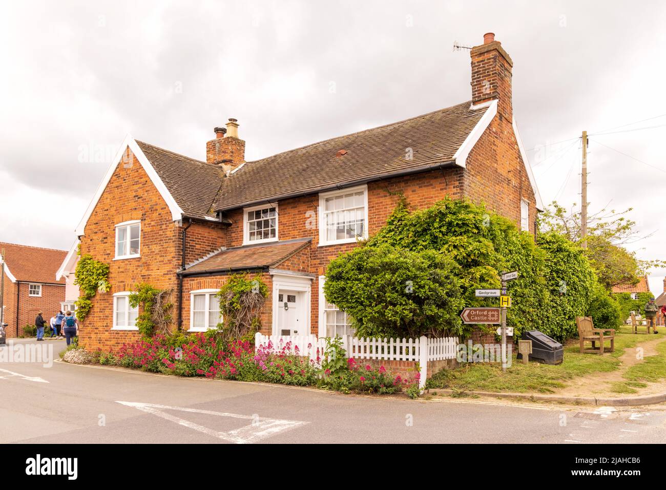 Tradizionale cottage inglese villaggio in una giornata di sole a Orford, Suffolk. REGNO UNITO Foto Stock