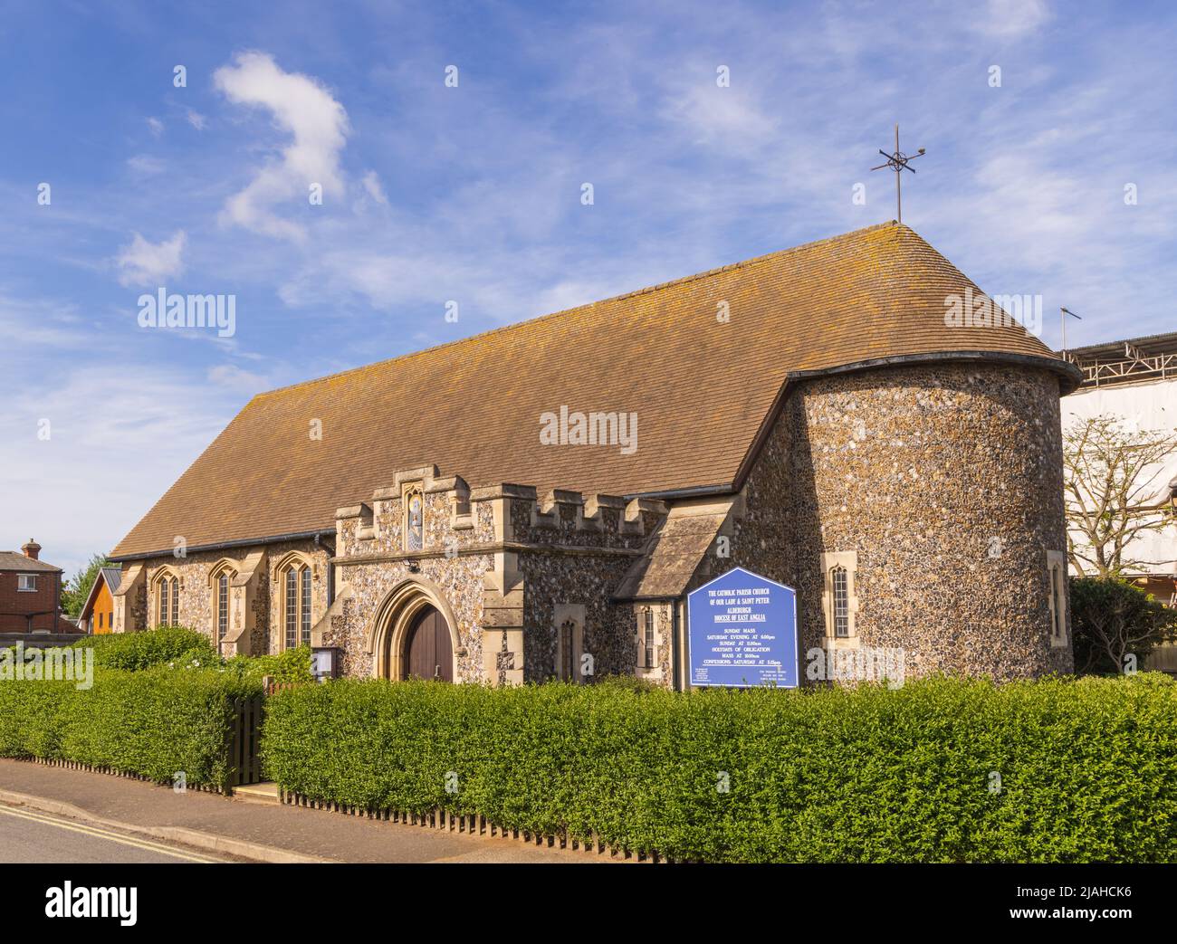 Vista della Chiesa parrocchiale cattolica di nostra Signora e San Pietro, ad Aldeburgh, Suffolk. REGNO UNITO Foto Stock