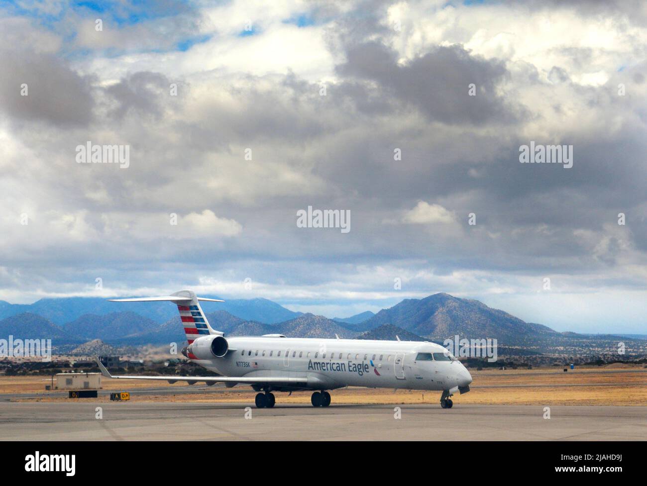 Un aereo American Eagle Passenger (Bombardier CRJ-701ER) taxi al piccolo aeroporto municipale di Santa Fe a Santa Fe, New Mexico. Foto Stock