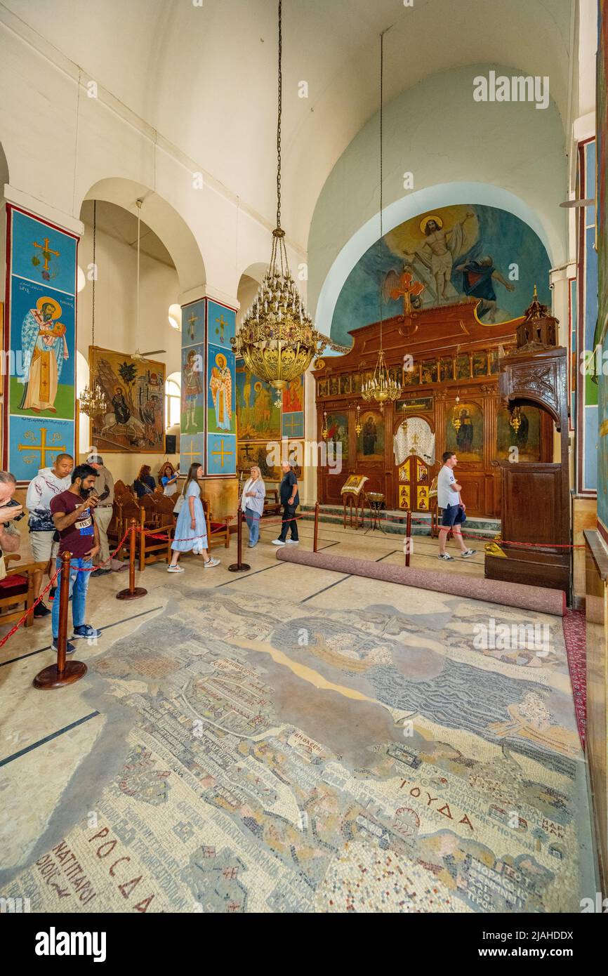 Interno della Basilica Greco-Ortodossa di San Giorgio Madaba. Con la mappa a mosaico Madaba della Terra Santa. Foto Stock