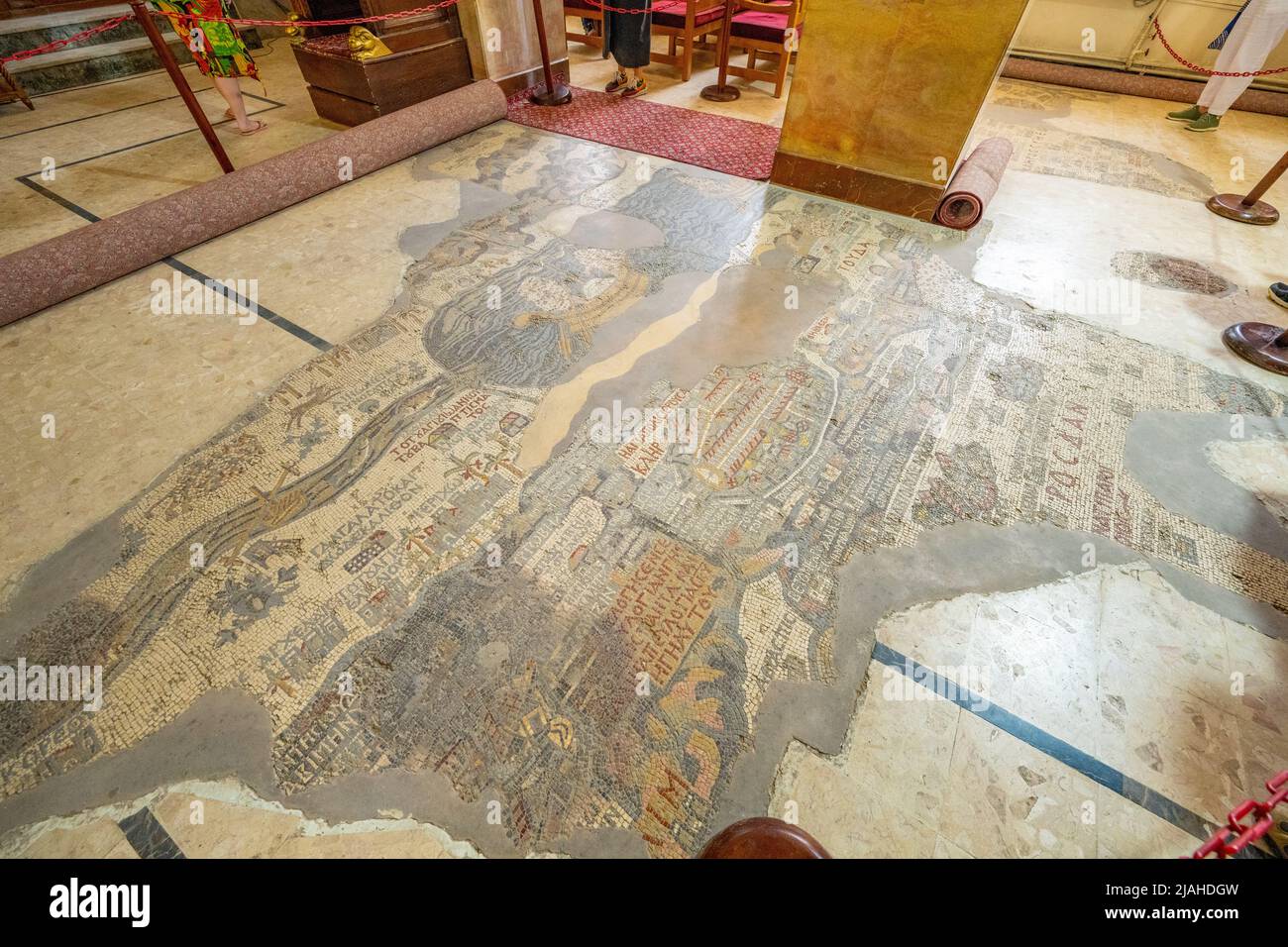 Interno della Basilica Greco-Ortodossa di San Giorgio Madaba. Con la mappa a mosaico Madaba della Terra Santa. Foto Stock