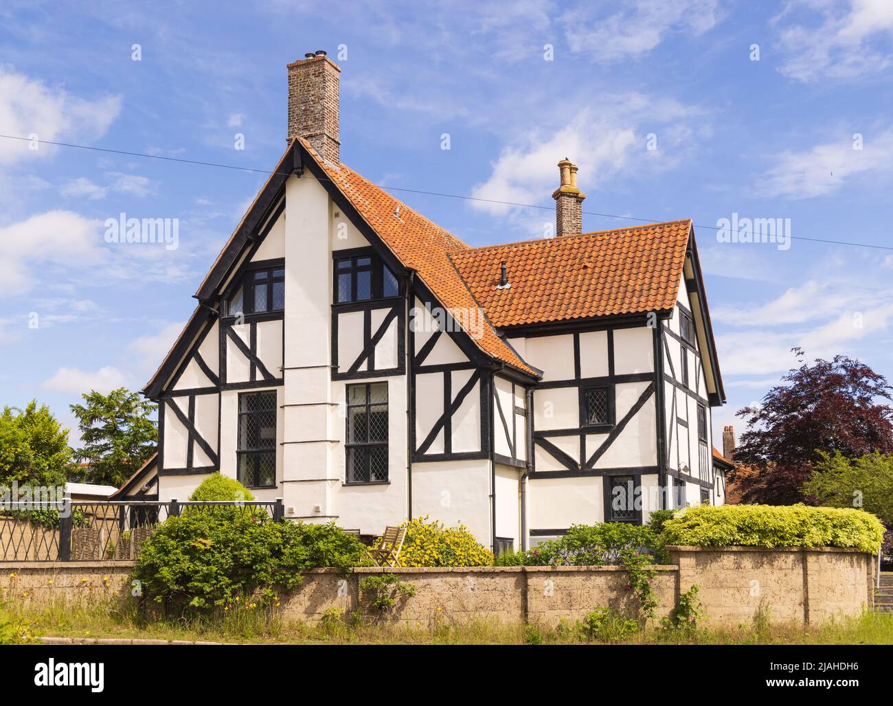 Case di carattere attraente nel villaggio di Thorpeness, Suffolk. REGNO UNITO Foto Stock