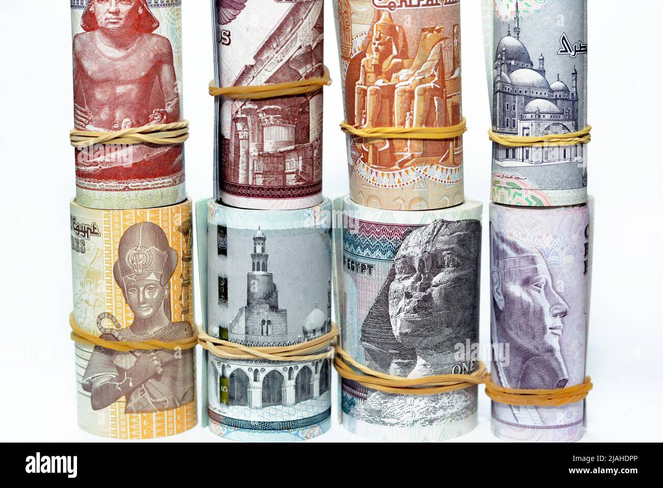 Egitto moneta rotolare banconote sterline isolato su sfondo bianco, egiziano libra contanti bollette arrotolate con bande di gomma di 200 LE, 100, 50, 20, 1 Foto Stock