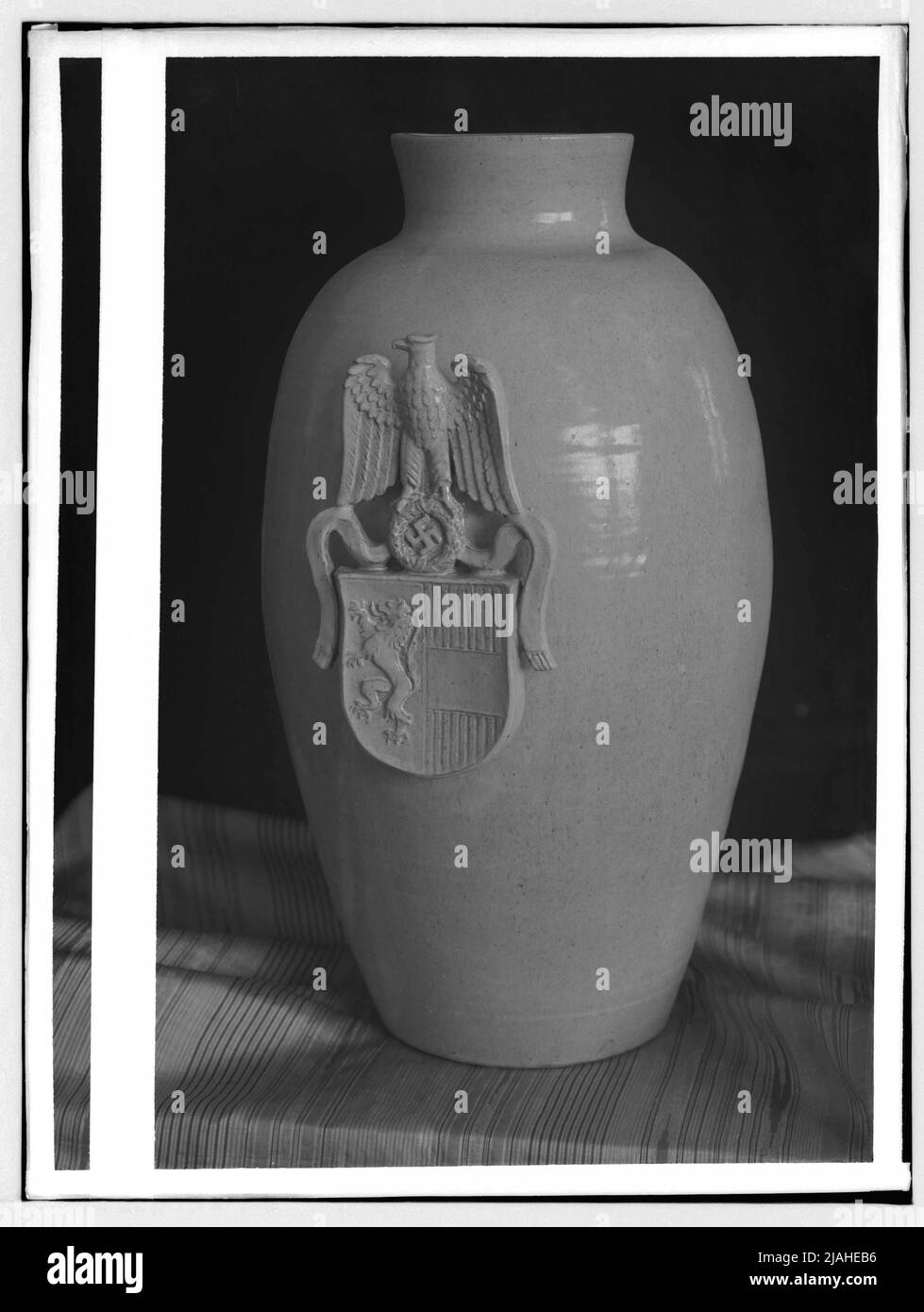 Vaso grande con stemma dello stato di Salisburgo (con swastika) Foto Stock
