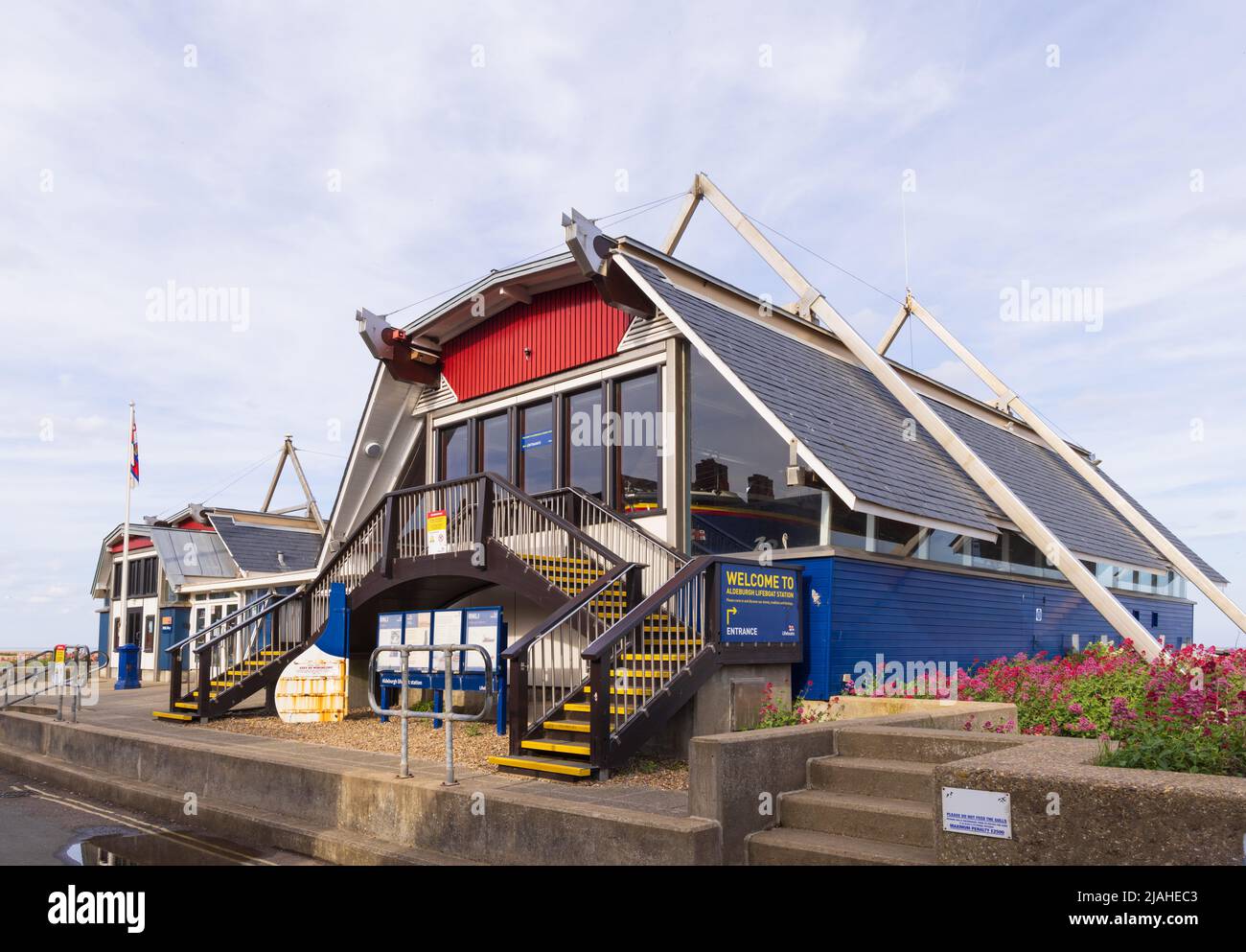 Esterno della stazione RNLI Aldeburgh Lifeboat. Aldeburgh, Suffolk. REGNO UNITO Foto Stock