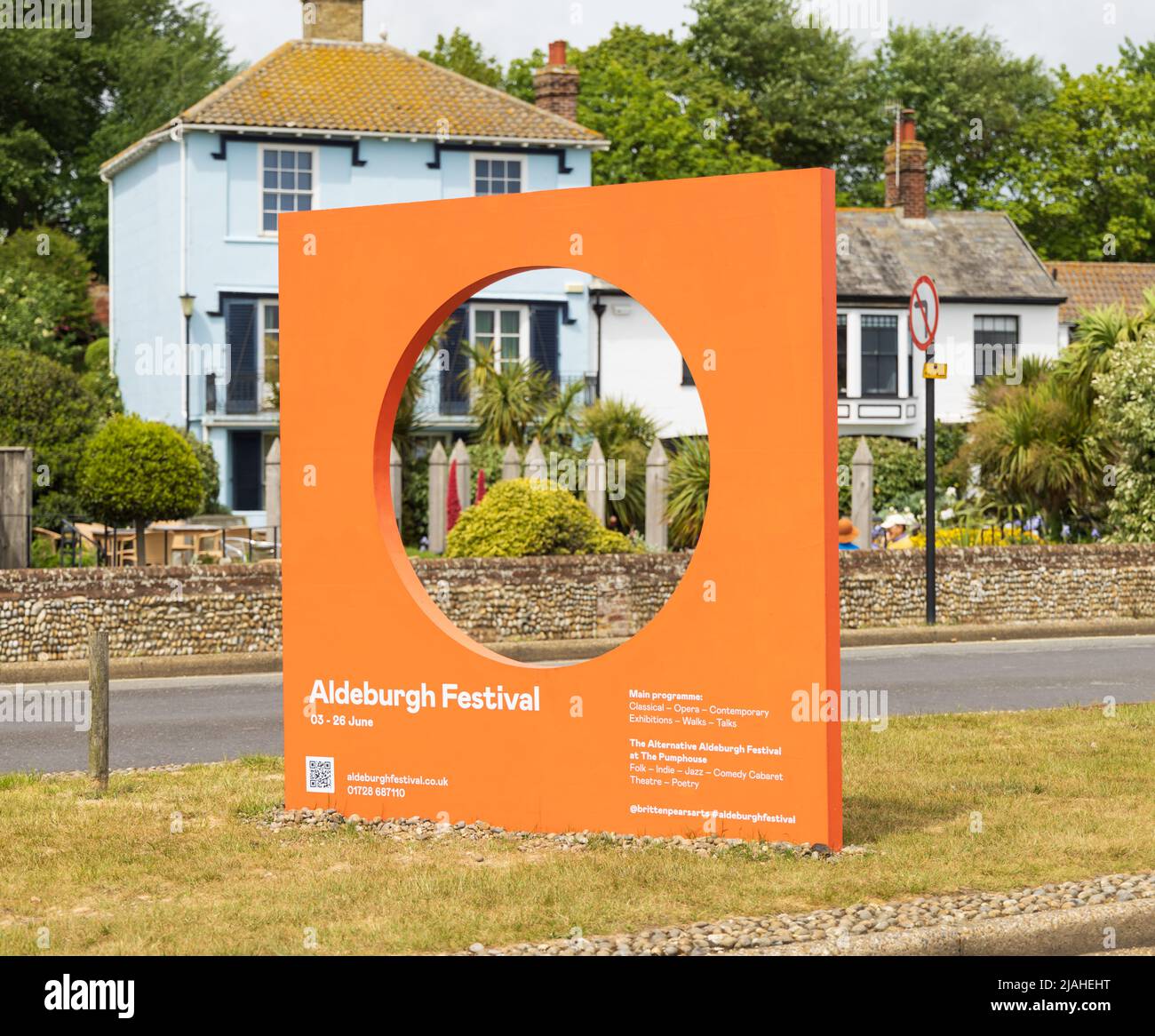 Grande banner display che promuove l'Aldeburgh Festival 2022. Aldeburgh, Suffolk. REGNO UNITO Foto Stock
