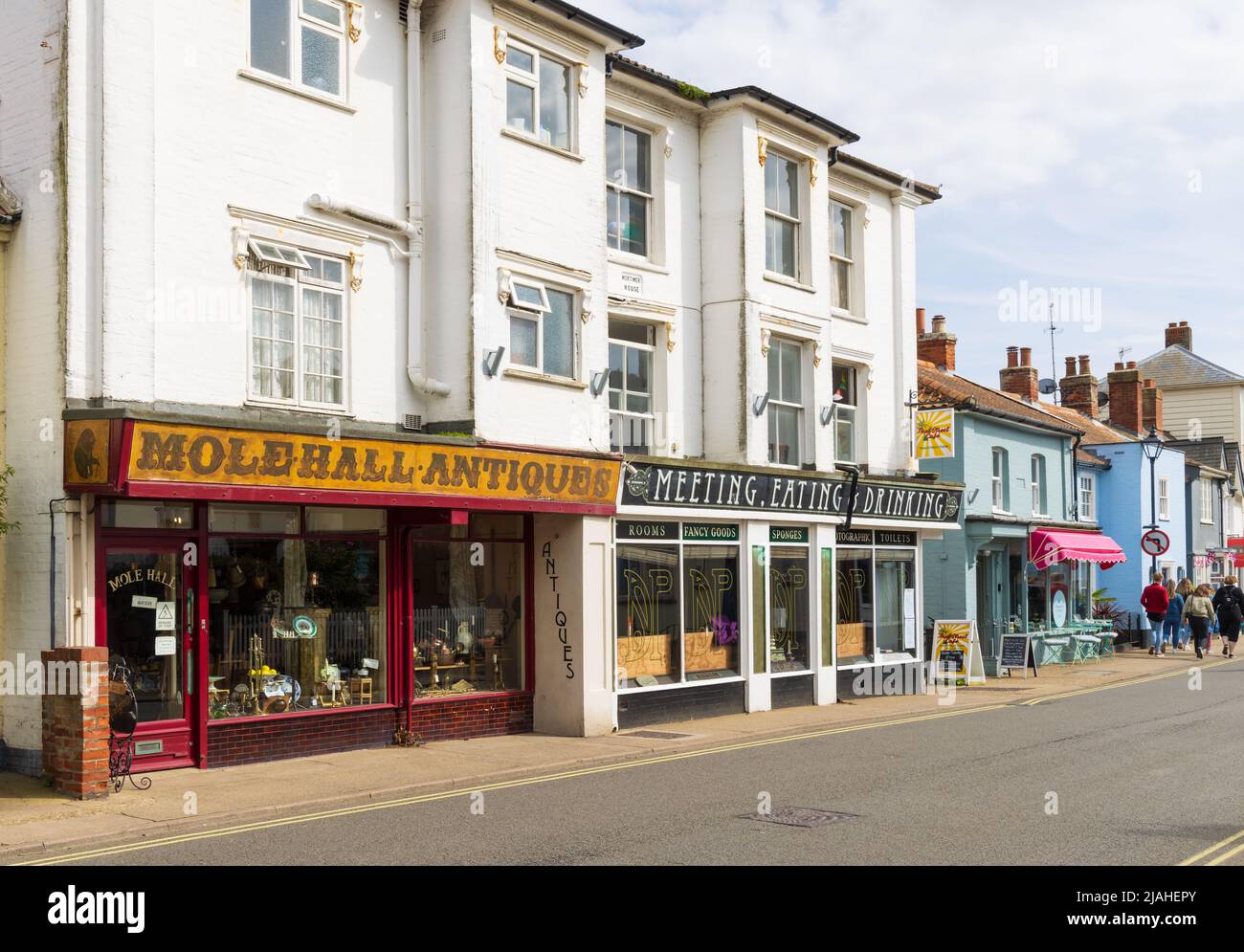 Vista sui negozi e un bar in High Street, Aldeburgh, Suffolk. REGNO UNITO Foto Stock