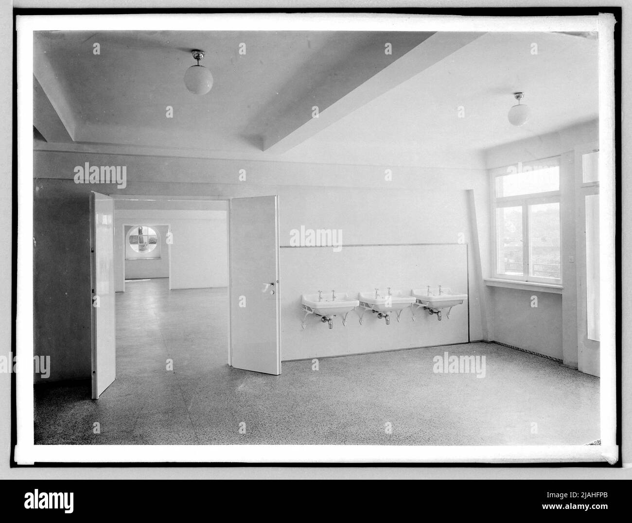 13., Wittegasse 3-5: Bagno al piano superiore del Greisenasyl di nuova costruzione Foto Stock