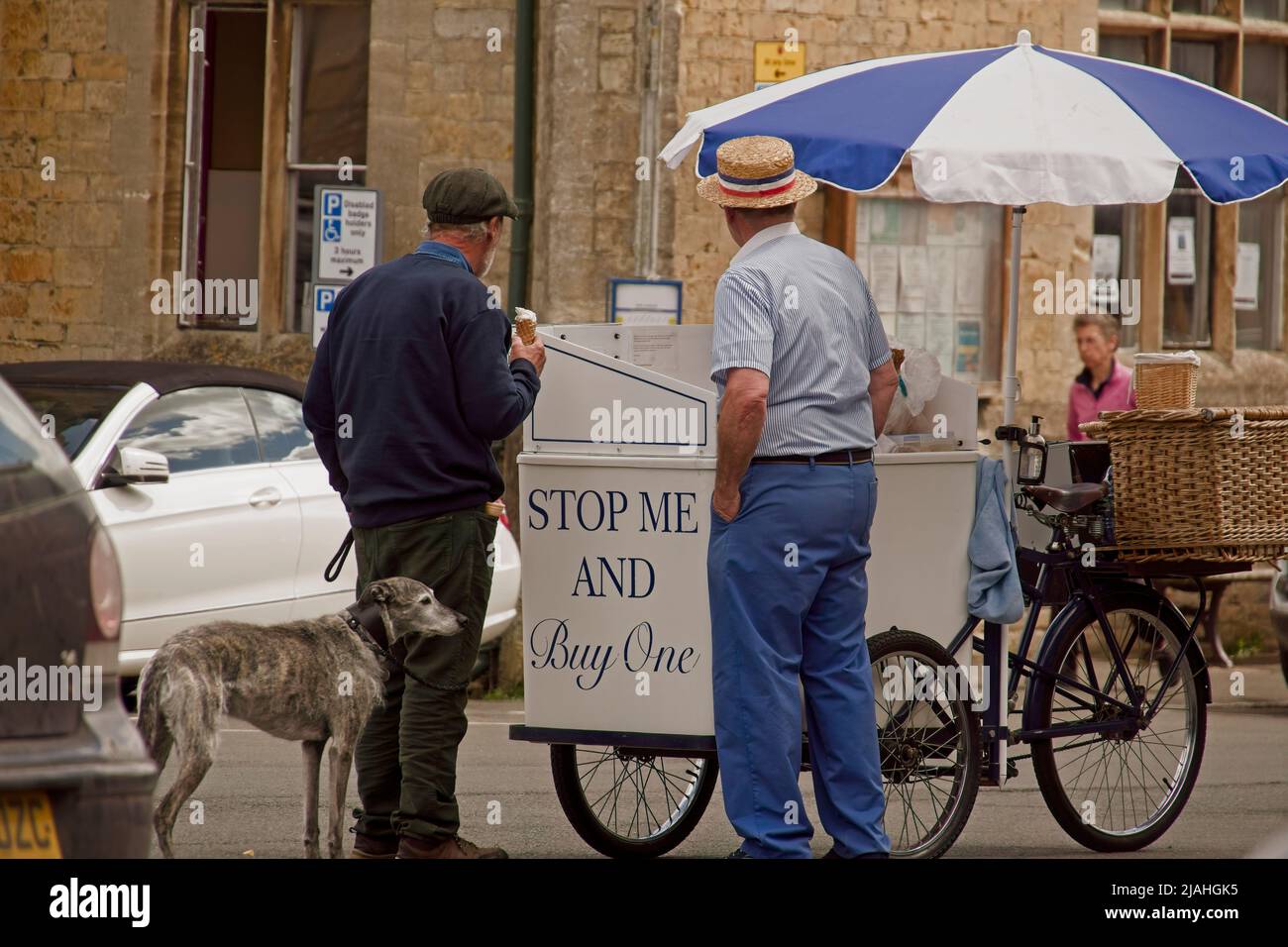Riporre il prodotto sul Wold, Cotswolds England, fornitore di gelati nel Regno Unito sul mercato Foto Stock