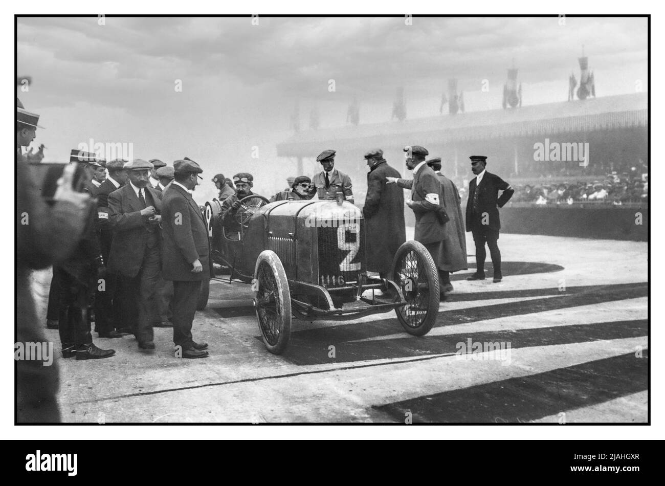 LA GRIGLIA DEL GRAN PREMIO DI FRANCIA INIZIA nel 1913 con Paul Bablot in un Delage che è arrivato nel 4th il giro più veloce è stato fissato da Paul Bablot, ad una velocità media di 76,718 mph. Dopo questa gara, questo circuito - che comprendeva un rettilineo lungo 8 miglia (13 km) (che ora è noto come il D934) - non è mai stato usato di nuovo per le corse automobilistiche a causa della quantità di morti. La Francia che circonda questa corsa di motore. Il Gran Premio di Francia del 1913 è stato una gara automobilistica Grand Prix che si è tenuta ad Amiens il 12 luglio 1913. Foto Stock