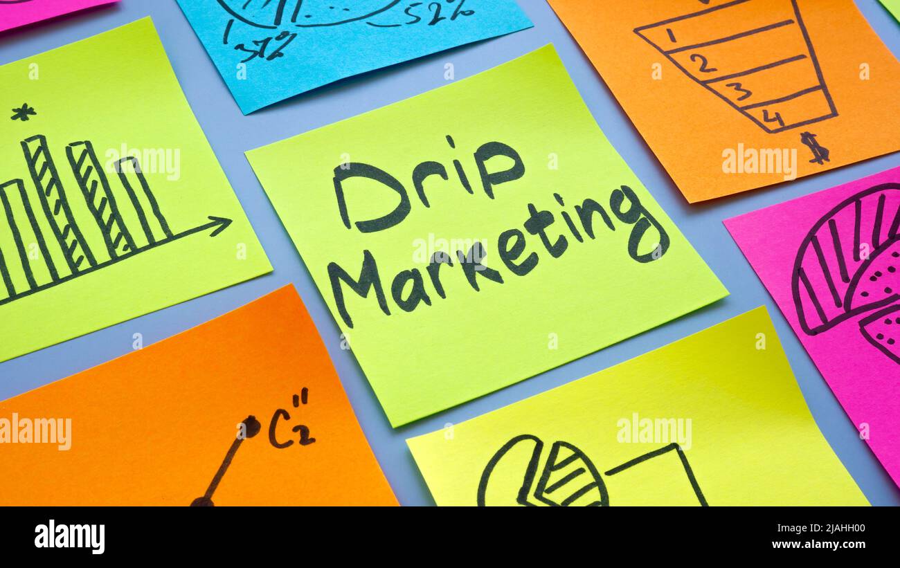 Marketing goccia a goccia. Adesivi colorati con grafici sulla tabella. Foto Stock