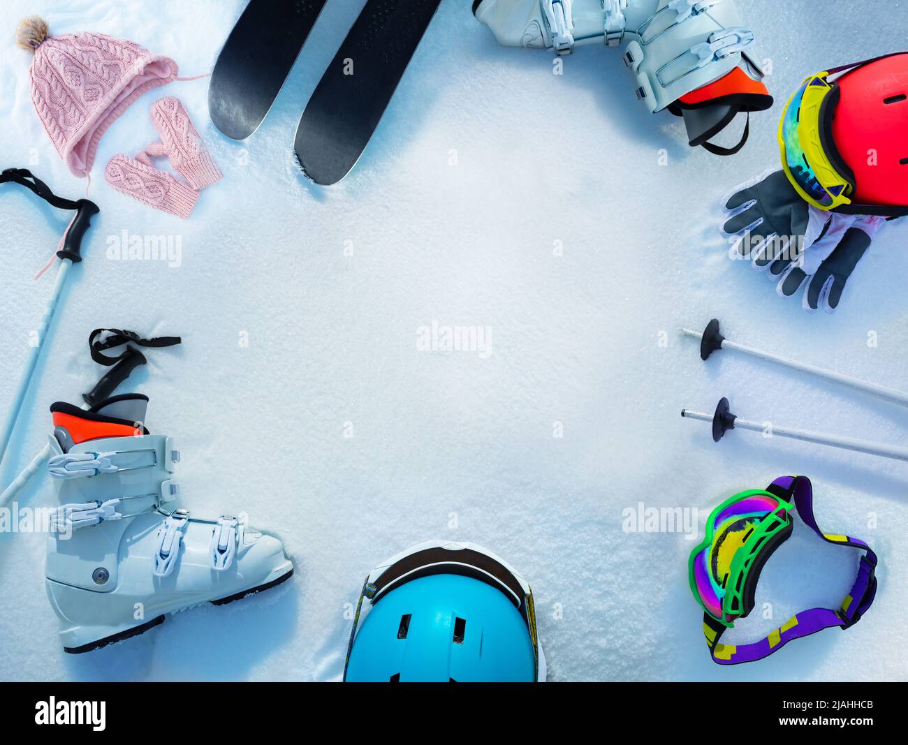 Molti oggetti diversi scarponi da sci, caschi in neve dall'alto Foto Stock