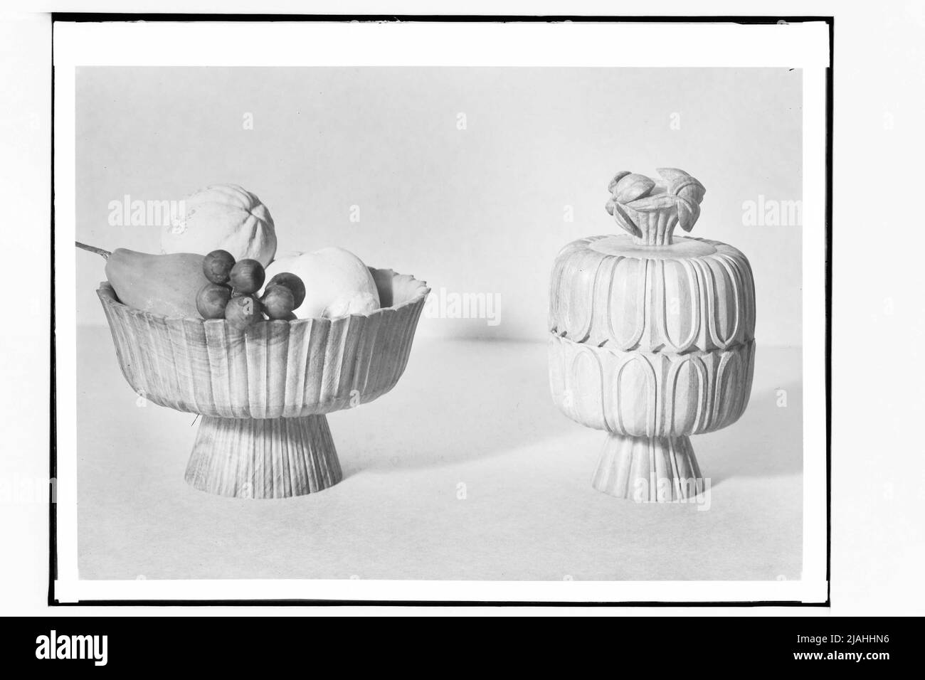 Recipiente iniziale e recipiente con coperchio in legno Foto Stock