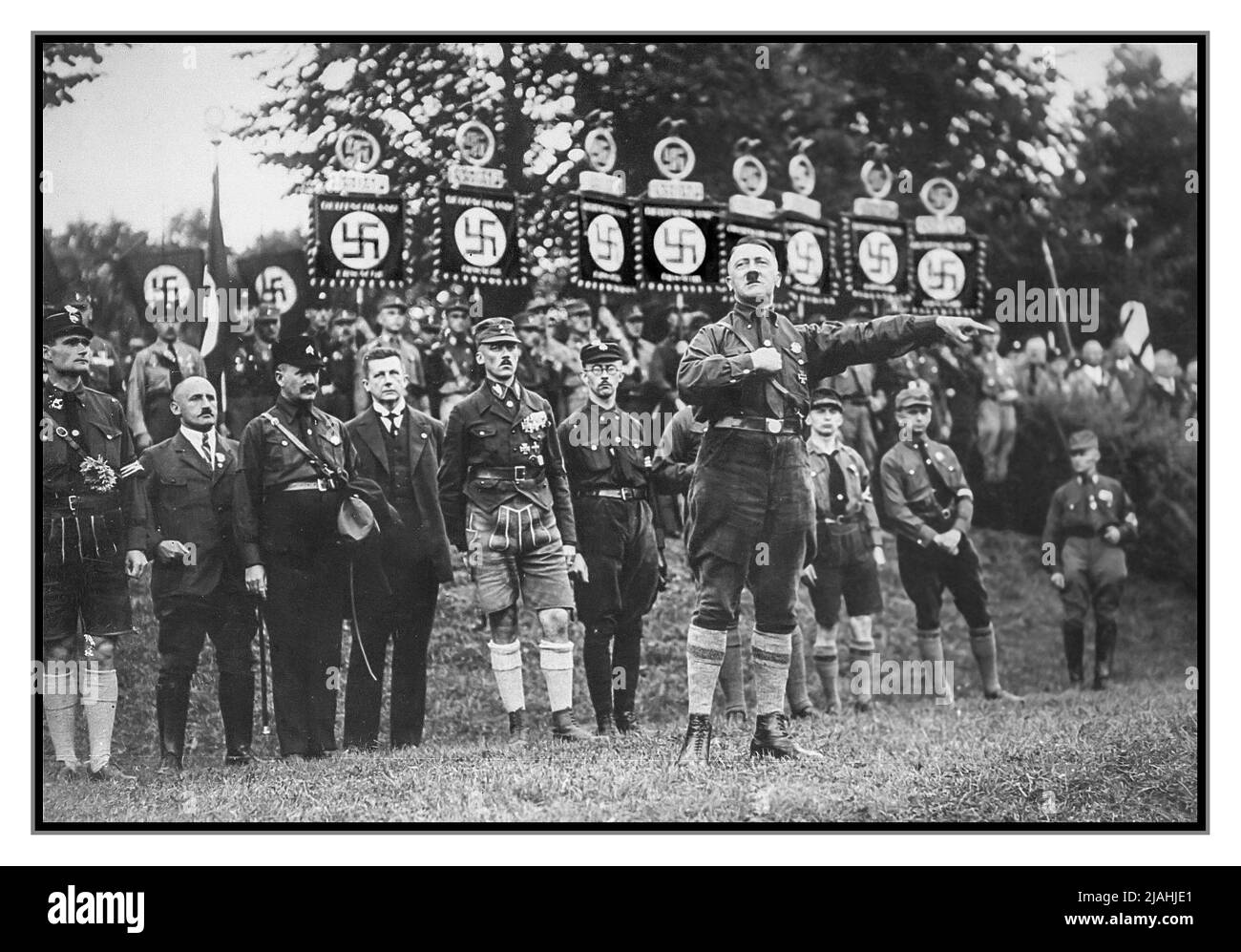 Adolf Hitler 1920s a Norimberga parla al terzo Congresso del Partito nazista di Norimberga. 1927 dietro Hitler ci sono Rudolf Hess, Julius Streicher e Heinrich Himmler. Data 12–21 agosto 1927 Foto Stock