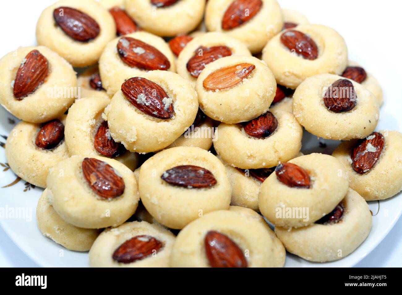 Biscotti arabi tradizionali per la celebrazione delle vacanze islamiche di El-Fitr festa, Ghoriba egiziano che è fatto di ghee principalmente e farcito di mandorle Foto Stock