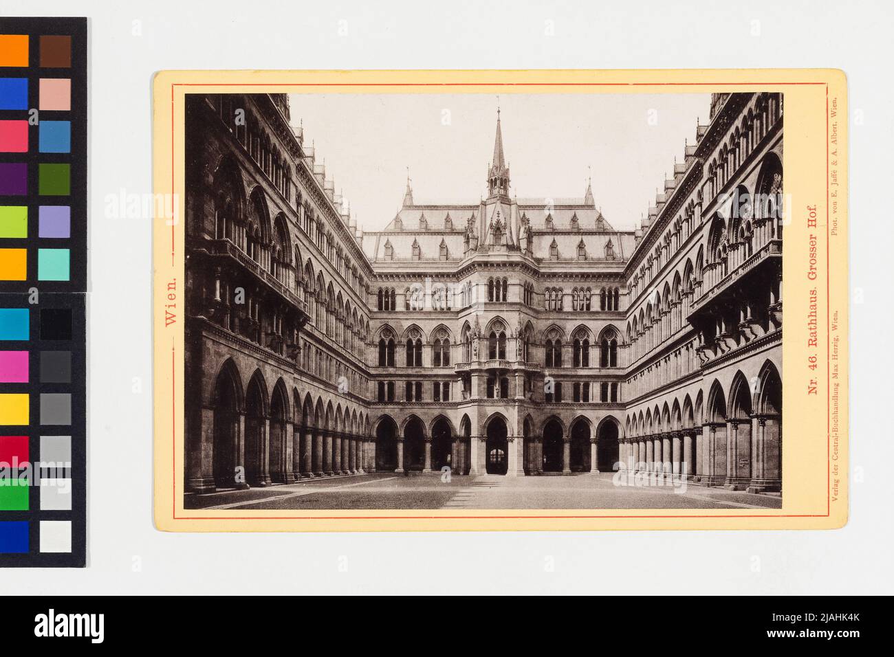 1st, Rathausplatz 1 - Municipio - Vista Corte - Arkadenhof. E. Jaffé & A. Albert, Photo Studio, editore della Libreria Centrale Max Herzig, Vienna, stampante, Editore Foto Stock