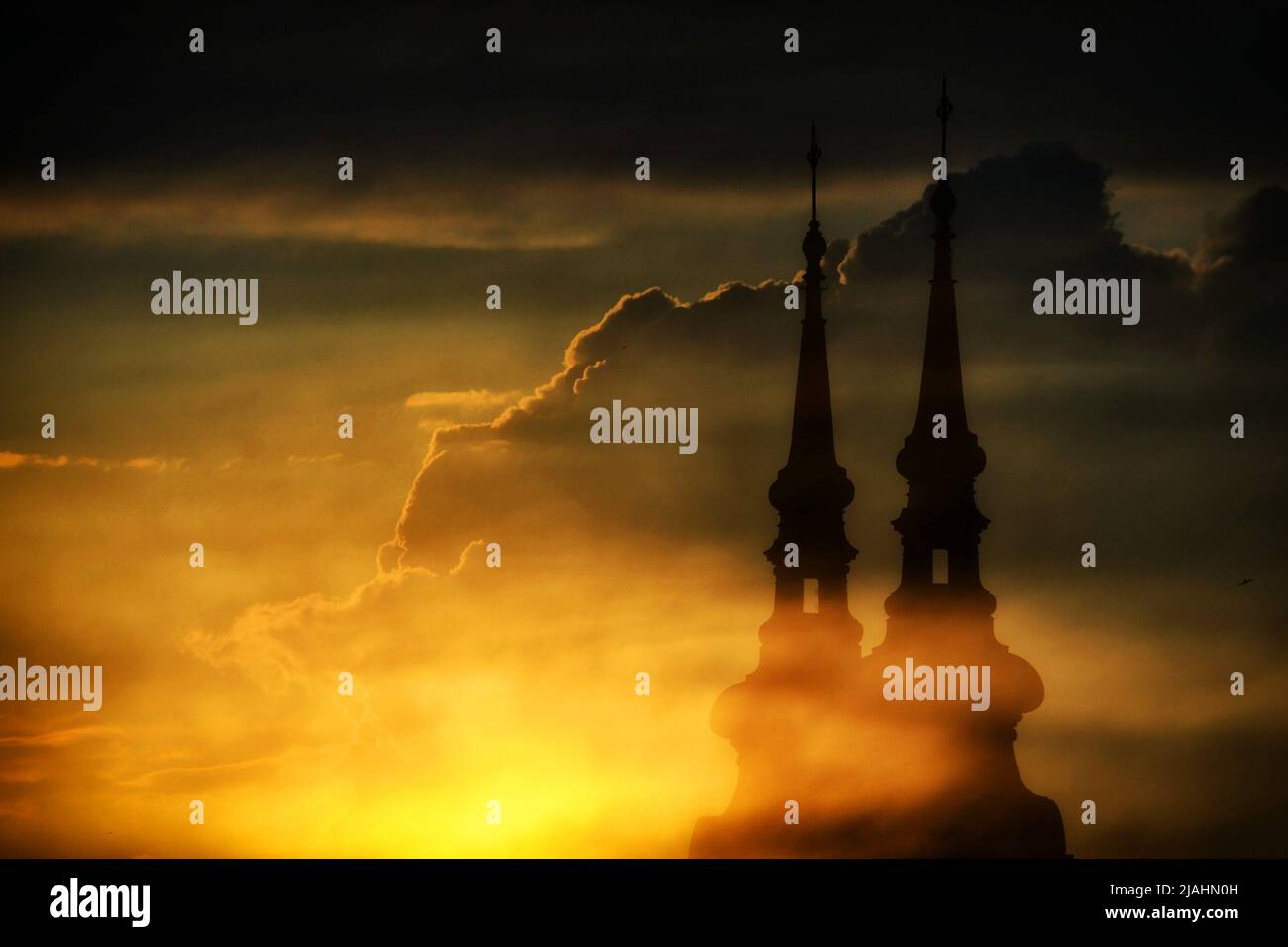 Ostrava, Repubblica Ceca. 30th maggio 2022. Il sole che tramonta colora le nuvole sopra le torri della Chiesa di Ostrava, nella Repubblica Ceca. (Credit Image: © Slavek Ruta/ZUMA Press Wire) Foto Stock