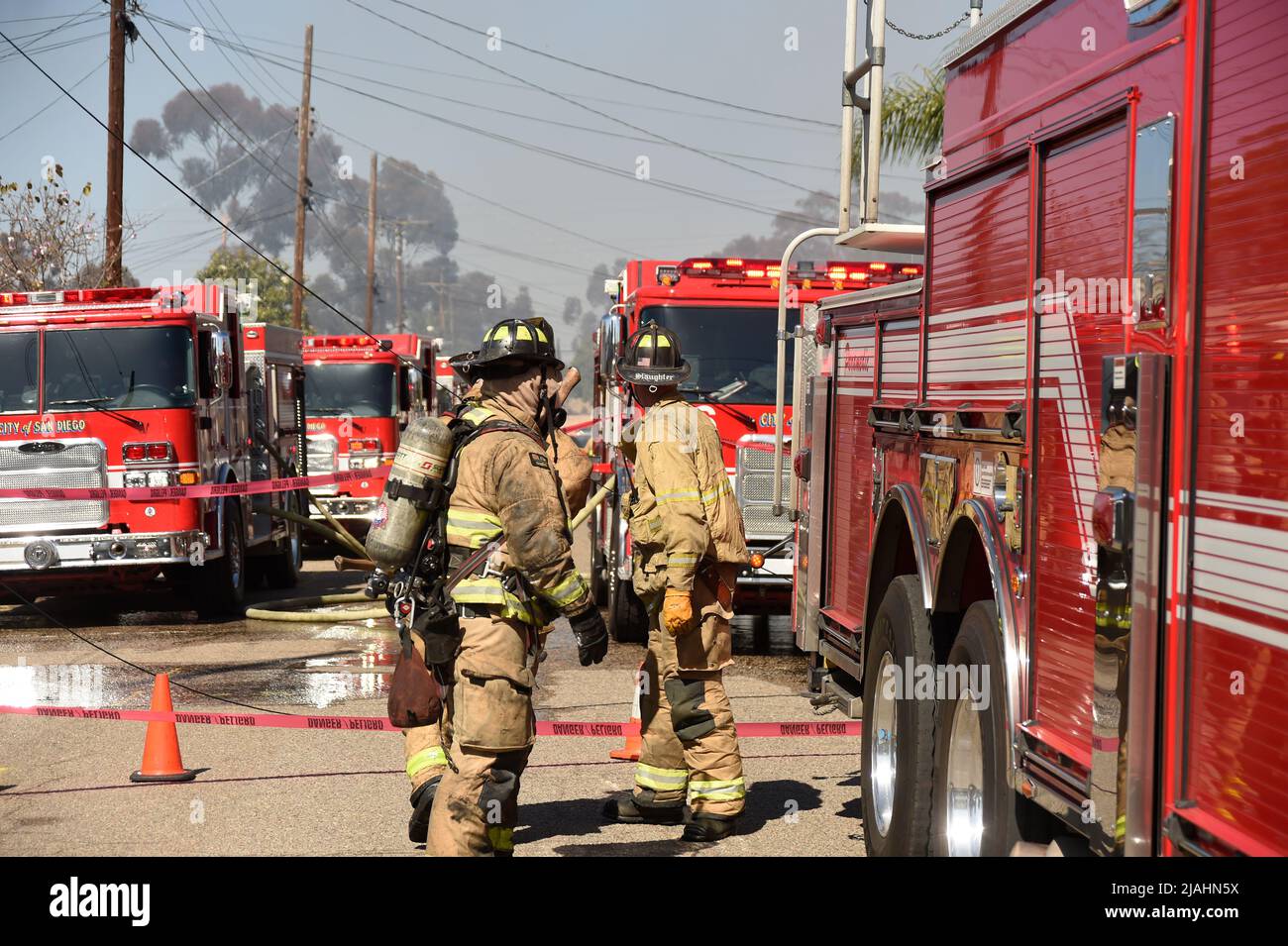 San Diego Fire-Rescue Vigili del fuoco sulla scena in una struttura residenziale fuoco Foto Stock