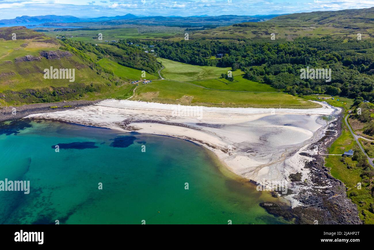 Vista aerea dal drone di spiaggia a Calgary Bay sull'isola di Mull, Argyll e Bute, Scozia, Regno Unito Foto Stock