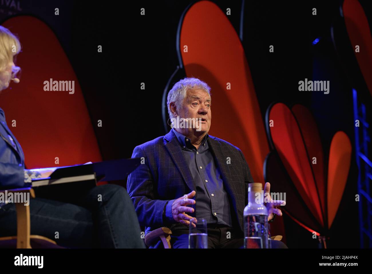 Hay-on-Wye, Galles, Regno Unito. 30th maggio 2022. Max Boyce parla con Carolyn Hitt al Festival Hay 2022, Galles. Credit: Sam Hardwick/Alamy. Foto Stock