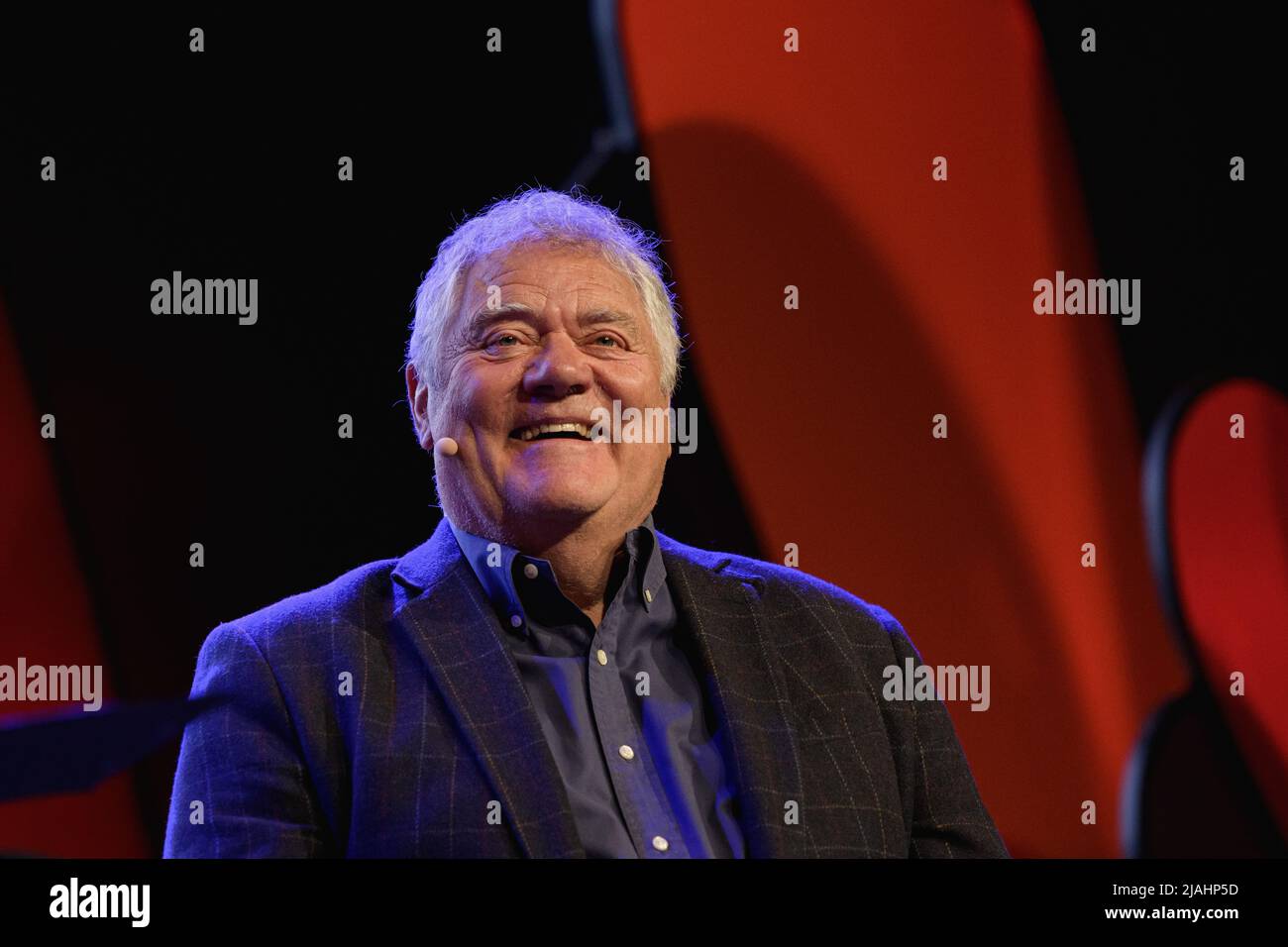 Hay-on-Wye, Galles, Regno Unito. 30th maggio 2022. Max Boyce parla con Carolyn Hitt al Festival Hay 2022, Galles. Credit: Sam Hardwick/Alamy. Foto Stock