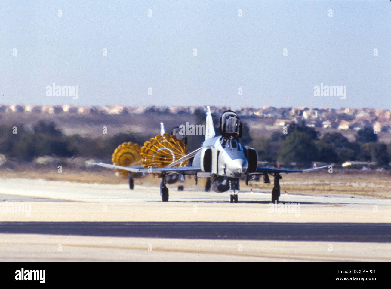 F4 Phantoms da 163rd Tactical Fighter Group, taxi alla base dell'aeronautica di marzo in California dopo l'atterraggio Foto Stock