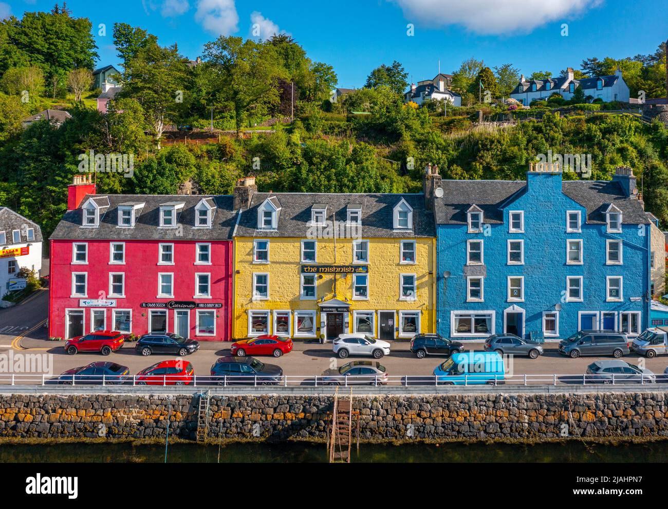 Vista aerea dal drone di case colorate nel villaggio di Tobermory sull'isola di Mull, Argyll e Bute, Scozia, Regno Unito Foto Stock