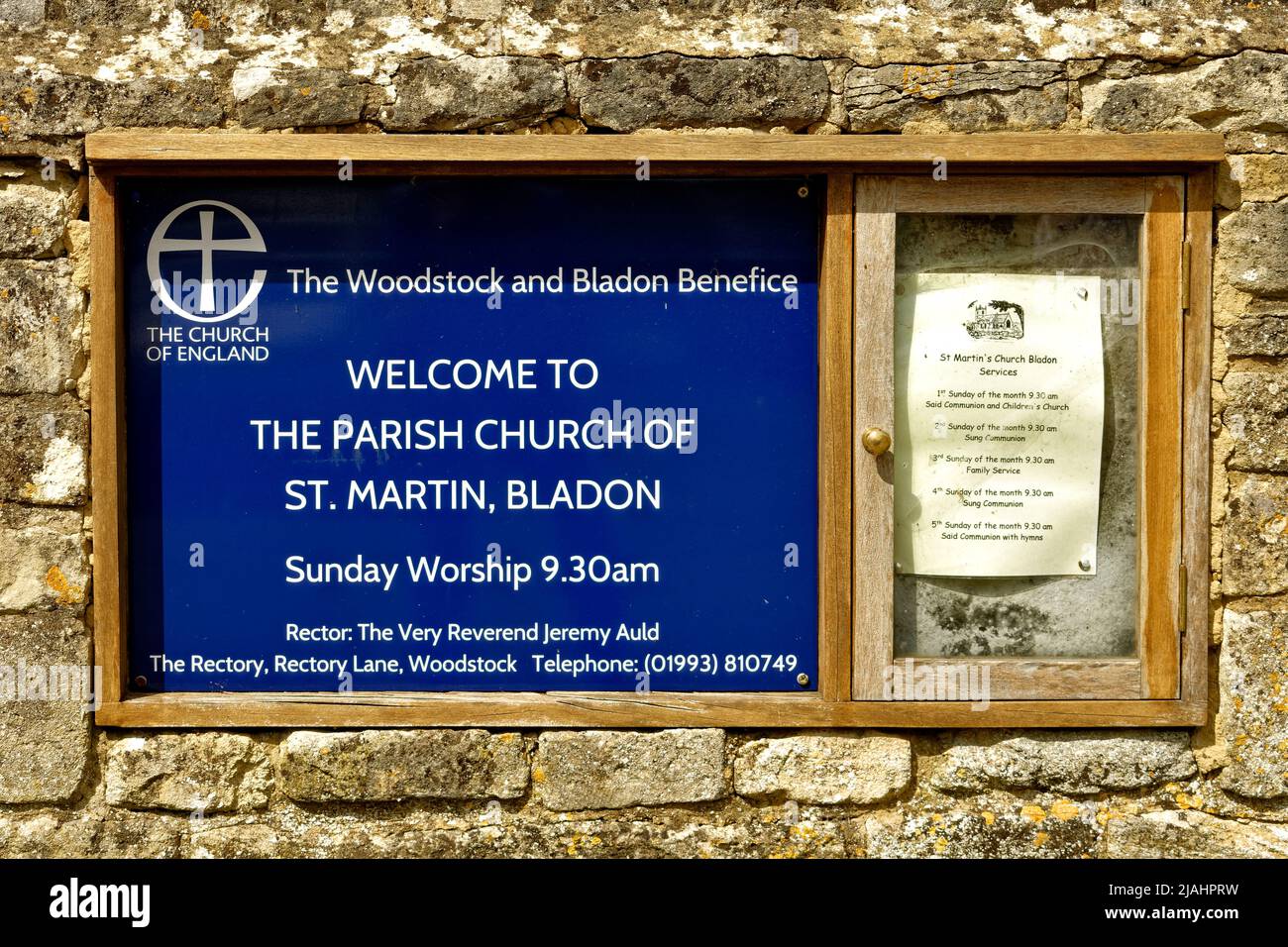 BLADON OXFORDSHIRE CARTELLO DI BENVENUTO PER LA CHIESA PARROCCHIALE DI ST MARTIN BLADON Foto Stock