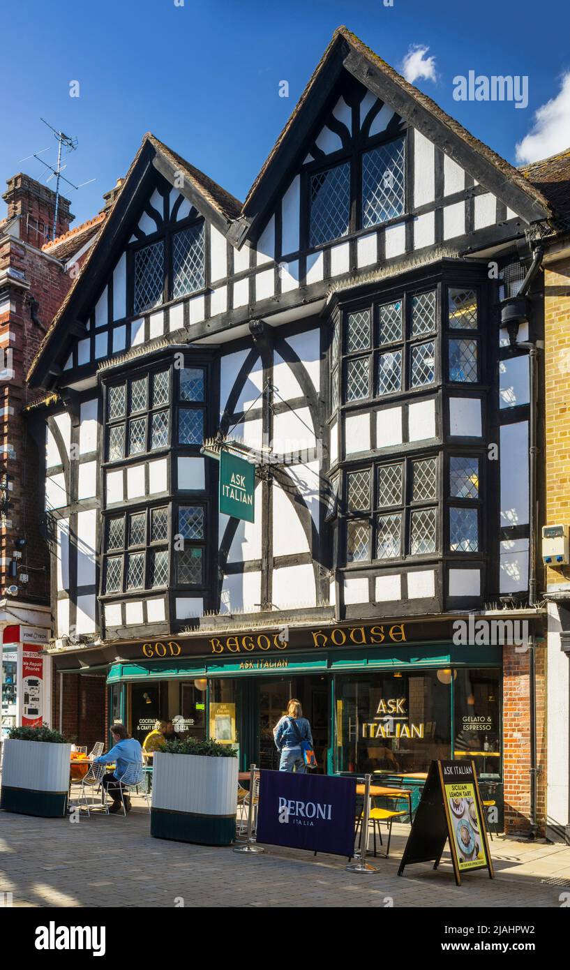 God begot House a Winchester High Street risale al 1050. Attualmente ospita un ramo della catena di ristoranti Ask Italian. Foto Stock
