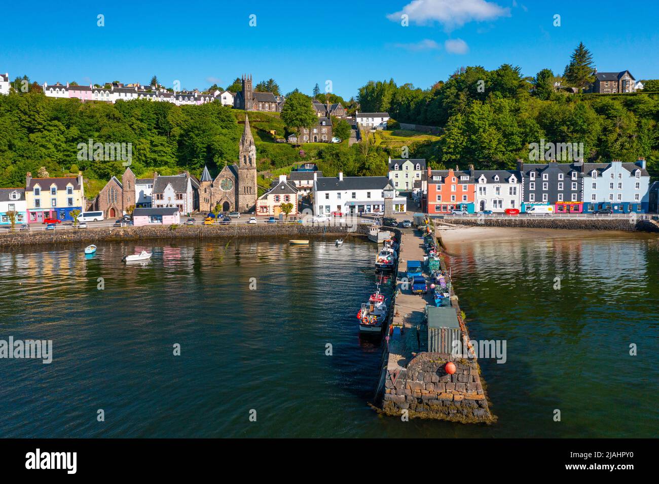 Vista aerea dal drone del villaggio di Tobermory sull'isola di Mull, Argyll e Bute, Scozia, Regno Unito Foto Stock