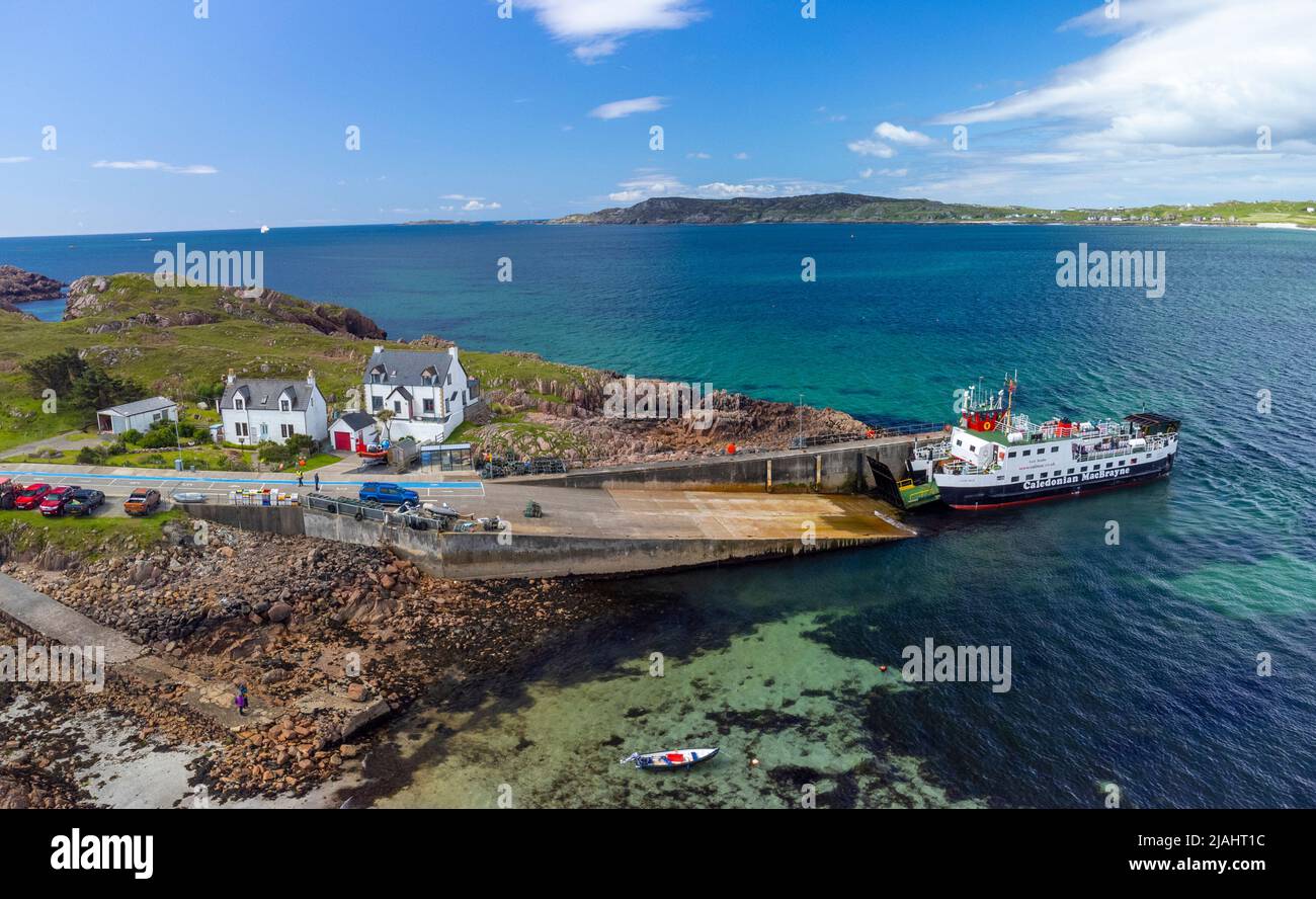 Vista aerea dal drone di traghetto al molo di Iona nel villaggio di Fionnphort sull'isola di Mull, Argyll e Bute, Scozia, Regno Unito Foto Stock