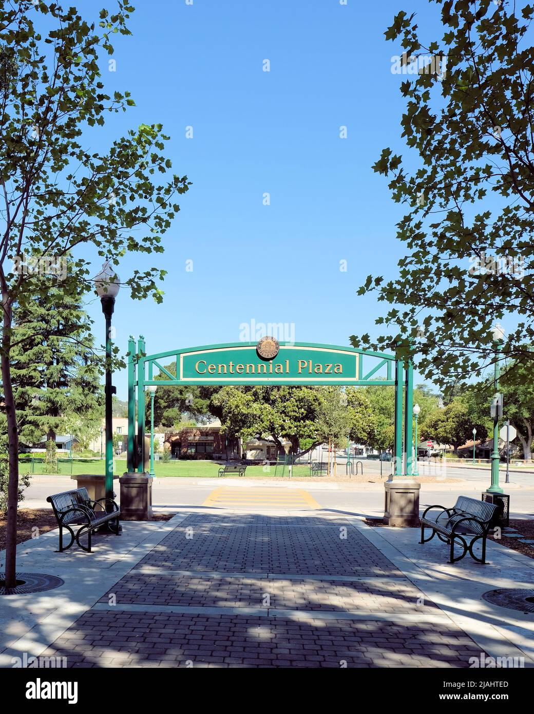 Centennial Plaza ad arco di fronte ai Sunken Gardens nel centro di Atascadero, California, USA. Foto Stock