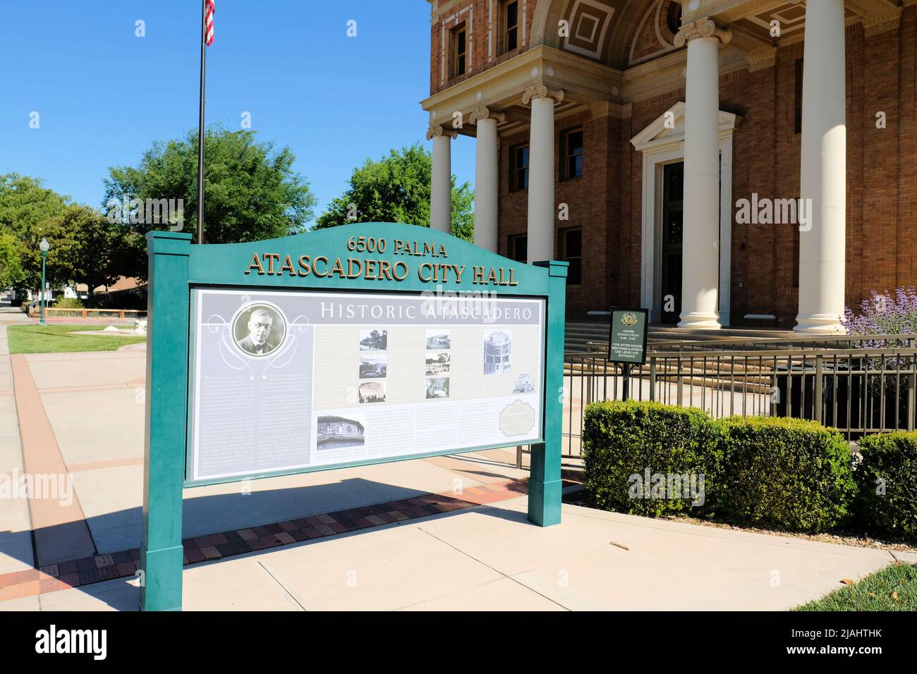 Il cartello informativo Atascadero, California City Hall; costruito nel 1918; progettato dall'architetto Walter D. Bliss; California state Historical Landmark 958. Foto Stock