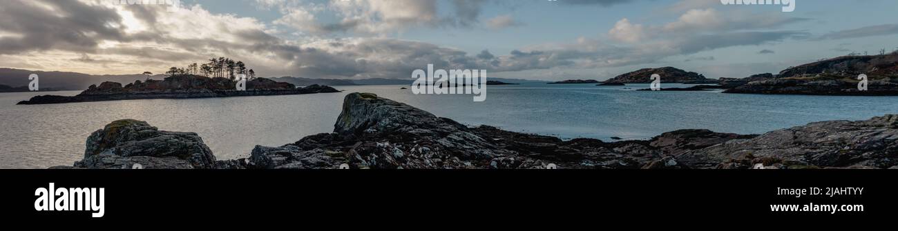 Paesaggio scozzese - splendida posizione selvaggia di Druimindarroch e Borrodale Beach in inverno, vicino ad Arisaig, Scozia Foto Stock