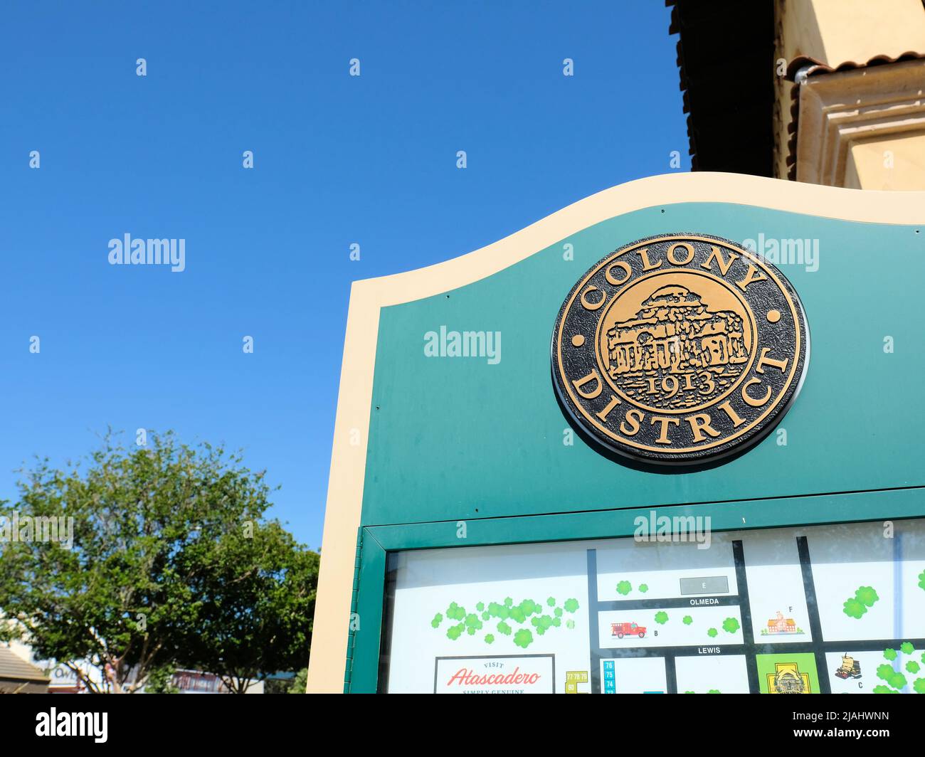 Il cartello e il sigillo del Colony District nel centro di Atascadero, California, USA; il principale quartiere del centro commerciale e dei ristoranti della città. Foto Stock