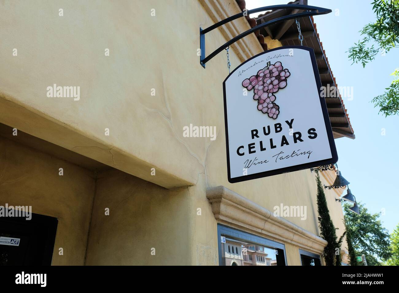 Cartello esterno presso la sala di degustazione vini Ruby Cellars ad Atascadero, California, USA; quartiere centrale di Colony; attività a conduzione familiare. Foto Stock