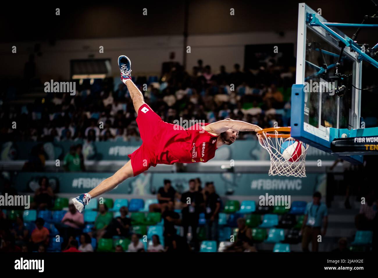 Tenerife, Spagna, 26 settembre 2018: Il giocatore di basket salta in alto e spara la palla nel basket durante uno spettacolo di basket acrobatico Foto Stock