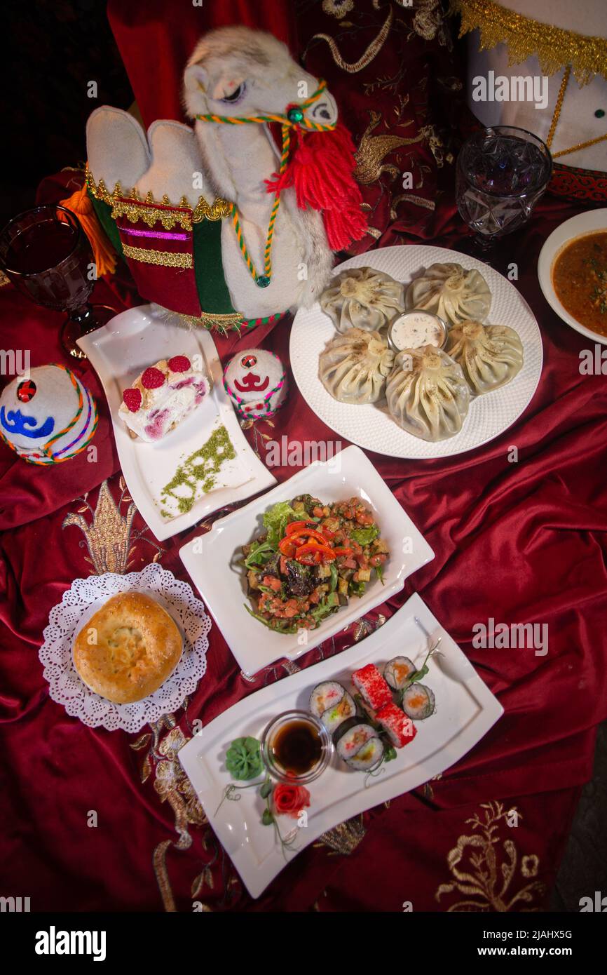 Kazako tavolo-dastarkhan con piatti diversi. Nazionale kazako festivo tavolo vista dall'alto Foto Stock