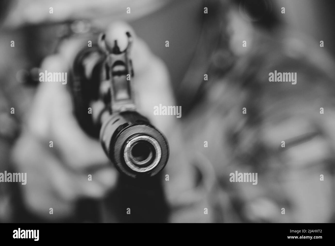 Un soldato ucraino in uniforme militare detiene una mitragliatrice, la guerra in Ucraina e la protezione della sua casa e famiglia 2022 Foto Stock