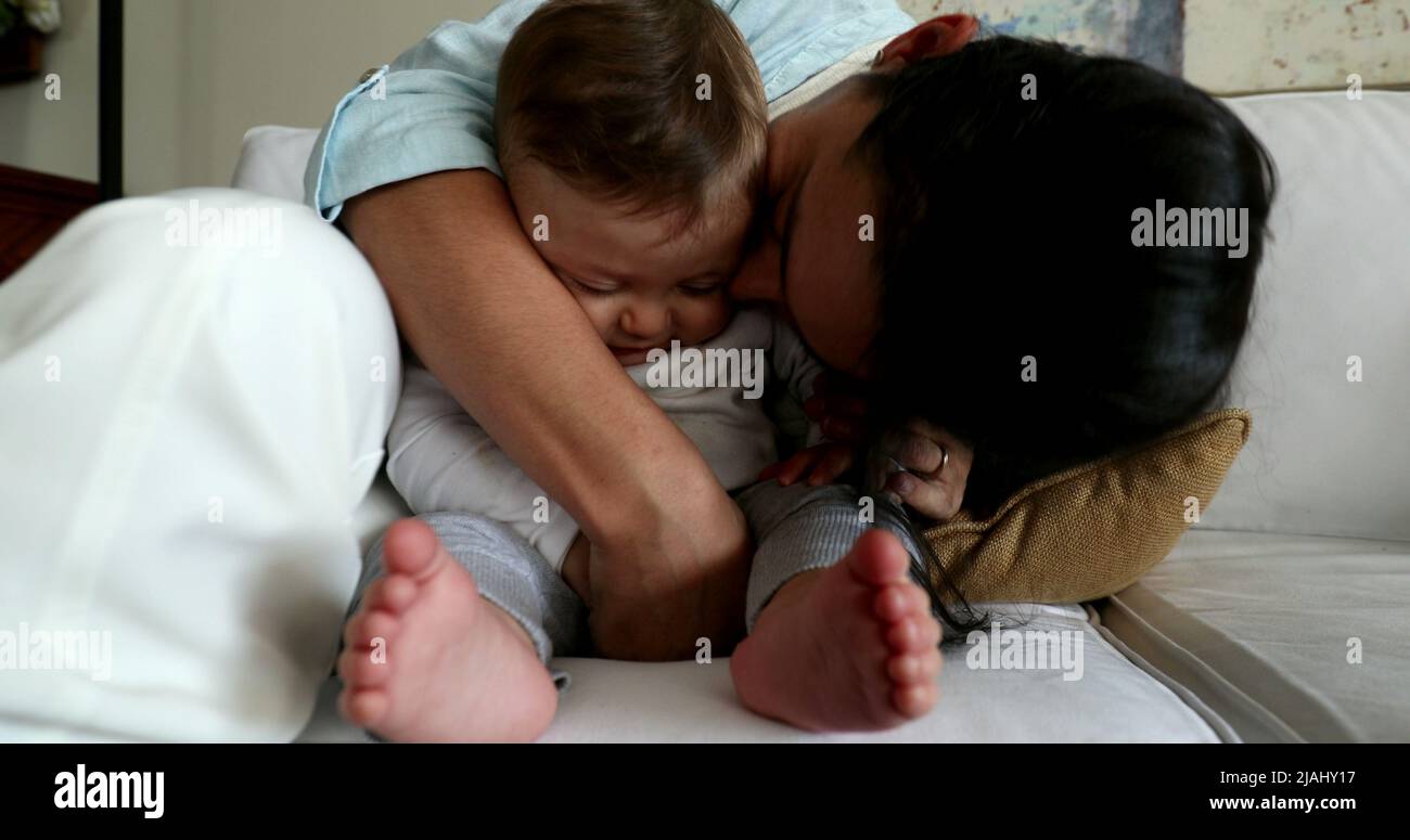 Vera vita reale madre e bambino figlio togeter, casual genitore e bambino nel soggiorno divano Foto Stock